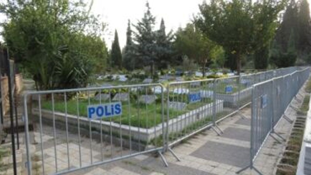 Polisten Cem Garipoğlu'nun mezarının etrafında bariyerli önlem