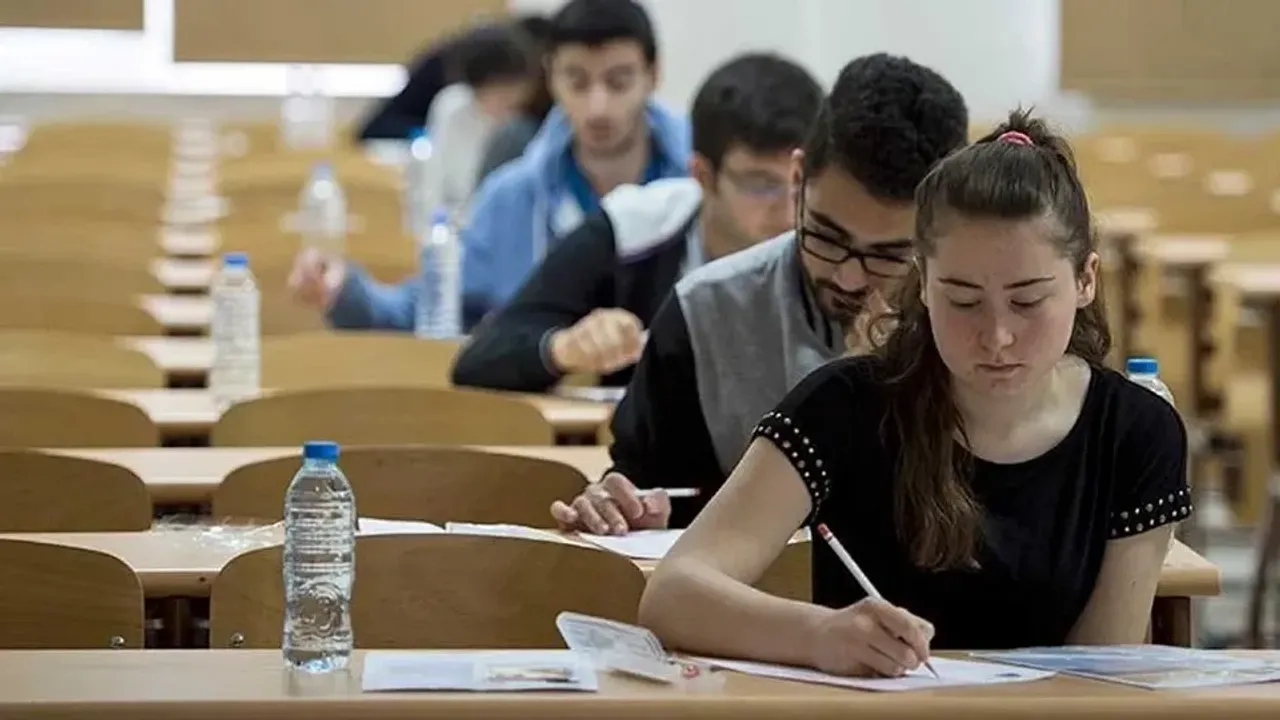 Sınav salonunda neler yasak, ne serbest? YKS'ye suyla, parayla, gözlükle, ilaçla, protez tırnakla gelmek yasak mı?