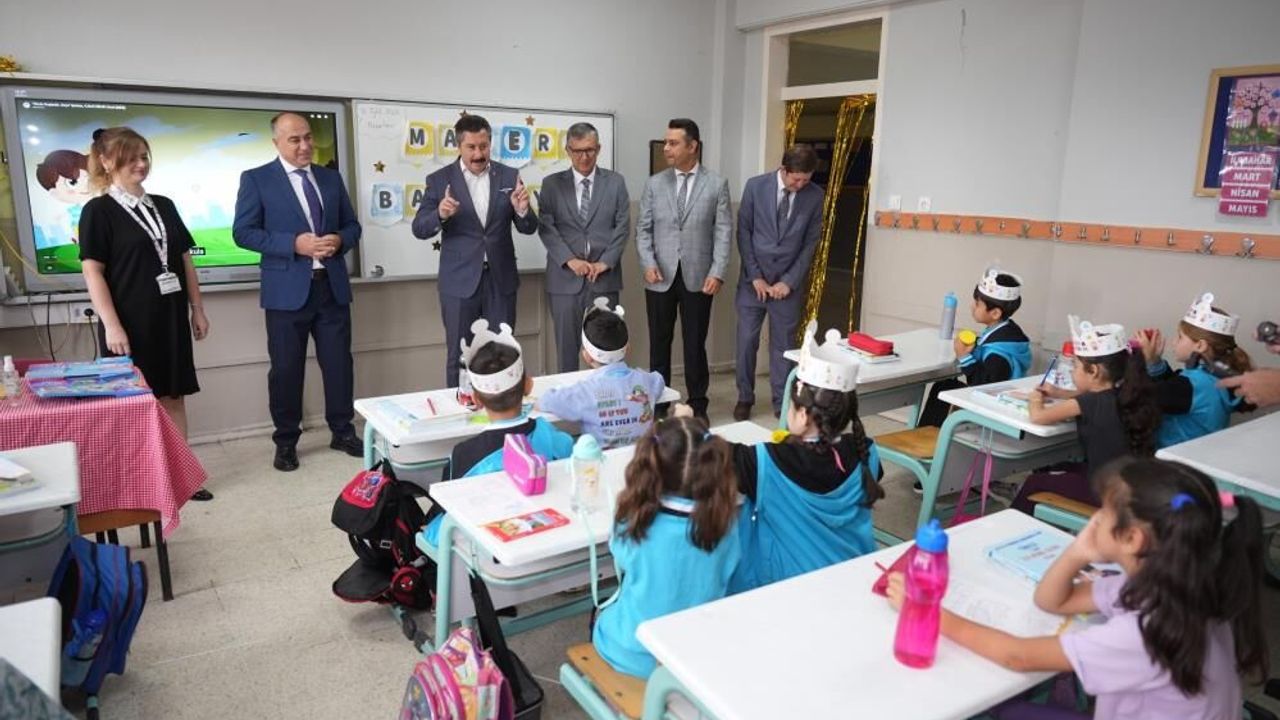 Başkan Özel, yıllar sonra aynı okulda bu kez başkan olarak
