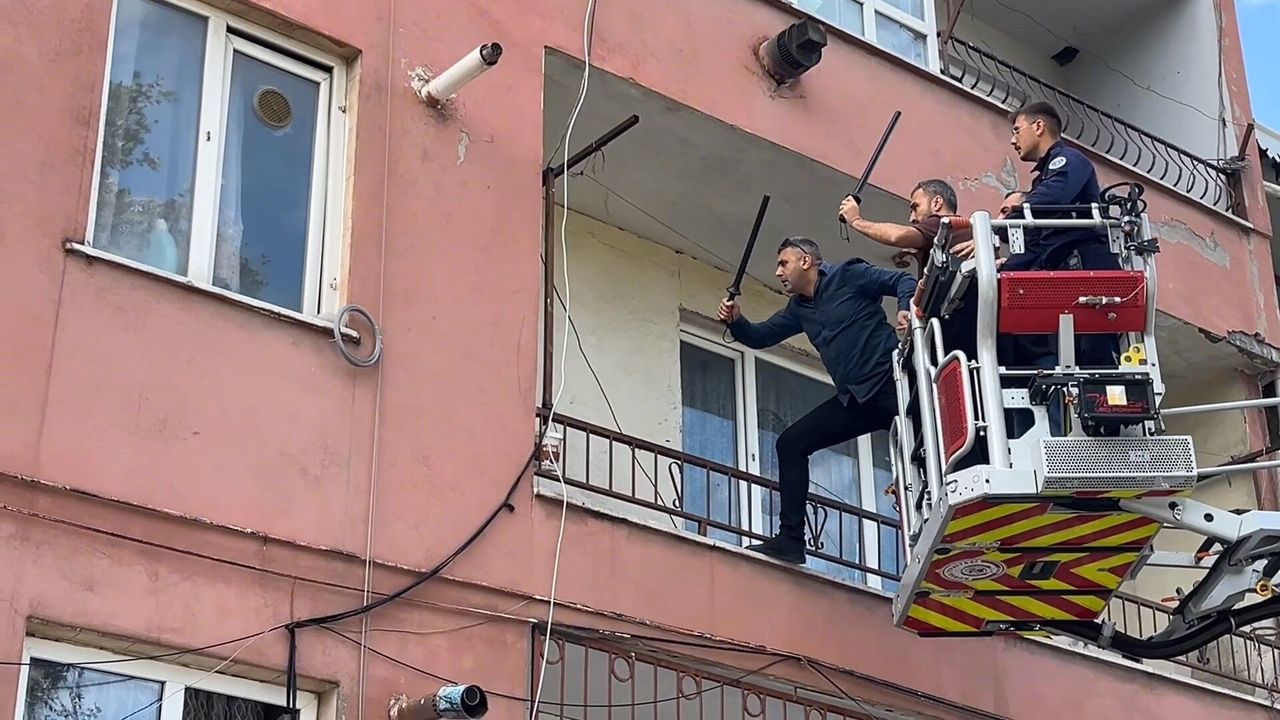 Hastaneye yatmamak için polise bıçak çekip direndi