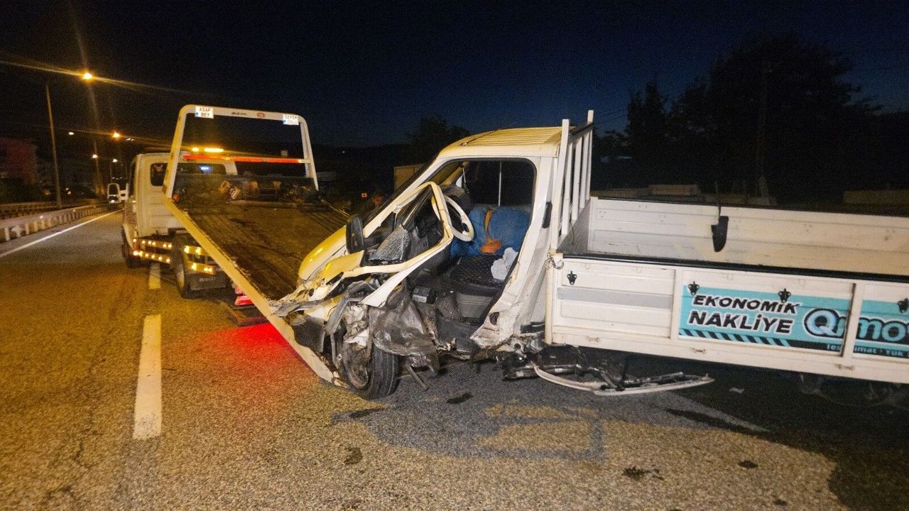 Otomobil kamyonete çarptı 250 metre savruldu takla attı Feci kaza