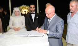 Bursa protokolü ve çok sayıda davetlinin katıldığı görkemli düğün büyük ilgi gördü