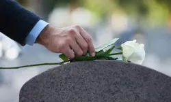 Rüyada ölmüş birini canlı görmek ne anlama gelir? Ölen kişiyi rüyada görmek neye işarettir?