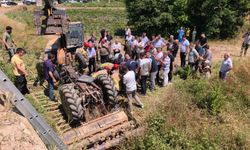 Bursa'da köprüden düşen traktörün altında kalan sürücü iş makinesiyle kurtarıldı