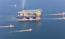Dünyanın 3'üncü büyük ağır kaldırma vinci Çanakkale Boğazı'ndan geçti
