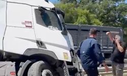Karacabey’de ön lastiği patlayan tır refüje girdi