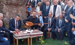 Bakan Tekin Bursa'da çınar altında türkü söyledi, Anadolu peynirlerini tattı