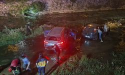 Bursa'da makas atan otomobil, çarptığı aracı da kanala düşürdü!