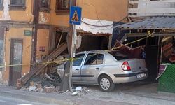Bursa'da faciadan dönüldü: Otomobil eve daldı!