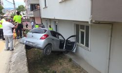 Bursa'da büyük panik... Otomobil apartman bahçesine uçtu!