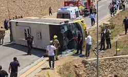 İnegöl'de özel halk otobüsü devrildi sürücü yaralandı