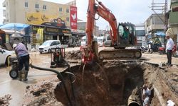 İçme suyu borusu patladı; yol çöktü, ev ve iş yerlerini su bastı