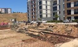 Bursa'da inşaatın bitişiğindeki sitenin istinat duvarının çökme anı kamerada