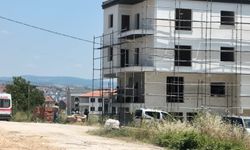 İnegöl'de inşaat iskelesinden düşen işçi ağır yaralandı