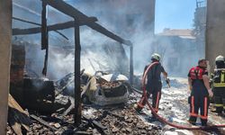 Kütahya'da yangın; 3 ev kısmen, 2 araç tamamen yandı
