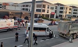 Park halindeki kamyona çarpan servis minibüsünün şoförü ağır yaralandı...