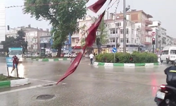 Duyarlı vatandaşlar sele rağmen yırtılan Türk Bayrağını yerden kaldırdı