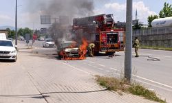 Yol ortasında alev alan otomobil hurdaya döndü