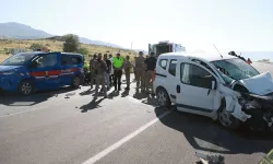 Van'da ticari araç askeri araca çarptı: 1 asker şehit oldu