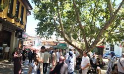 Bursa’da kapalı çarşı çevresinde hafta sonu yoğunluğu! Güzel havayı fırsat bilenler akın etti