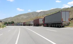 Türkiye-İran sınırında 12 kilometrelik tır kuyruğu!