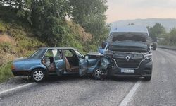Bursa'da minibüs ve otomobil çarpıştı: 2 kişi yaralandı