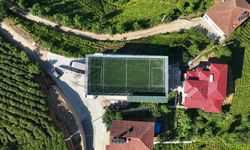 Düz alan bulamayınca... O şehirde dikkat çeken halı saha!