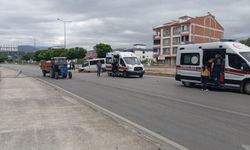 Minibüs refüjdeki ağaç ve direğe çarptı: 4 yaralı