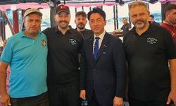 Japon Savunma Bakanı'nın Eminönü'nde balık ekmek keyfi