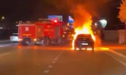 Bursa'da seyir halindeki araç alevlere teslim oldu! Geriye hurda yığını kaldı...