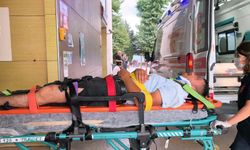 Devrilen kiremitlerin altında kalan 2 işçi yaralandı