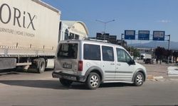 İnegöl'de motosiklet hafif ticari araca arkadan çarptı