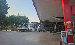 Bursa'da feci kaza: Kömür yüklü TIR benzinliğe daldı; 1 ölü