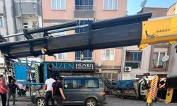 Bursa'da yük asansörü minibüsün üzerine böyle devrildi