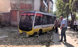 Bursa'da minibüs iş yerine çarptıktan sonra boş arsaya uçtu