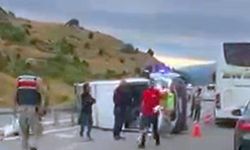 Facia teğet geçti: Devrilen minibüste 6'sı çocuk 16 kişi yaralandı
