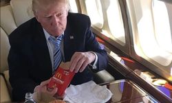 Trump'ın fast-food sevdası bitmiyor! NATO Zirvesi'ne hamburger yiyerek geldi...