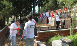 Bursa'da hükümlü ve cezaevi personelinden şehitliğe anlamlı ziyaret