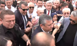 Özgür Özel, cuma namazı çıkışı yürümekte zorlandı!