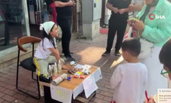 Japonya'ya gitmek için oyuncak ve takılarını satışa çıkardı