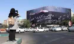 Tahran'ın kalbindeki meydana "Tabutta yatan Trump" afişi asıldı!