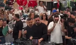 Mahmut Orhan bu kez Alaçatı pazarında!