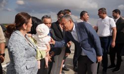 Özgür Özel Deniz Göktaş'ı cezaevinde ziyaret etti