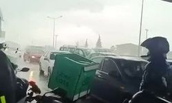 Bursa'da sağanaktan korunmak için köprü altına girdiler... Motokuryelerin zor anları kamerada!