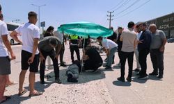 Bursa'da kaza... Yaralıyı güneşten plaj şemsiyesiyle korudular!