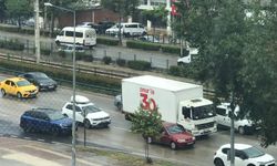 Bursa’da yağmur bastırdı, trafik kilitlendi!