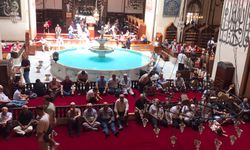 Bursa Ulu Camii'de ibadet ve ziyaretçi yoğunluğu