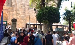 Bursa Ulu Cami çevresinde hafta sonu yoğunluğu