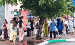 Bursa'da kebap kuyruğu... Yemek için dakikalarca beklediler!