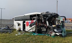 Karayolunda dehşet: Yolcu otobüsü bariyer ve tabelaya çarptı; 4'ü ağır 13 yaralı